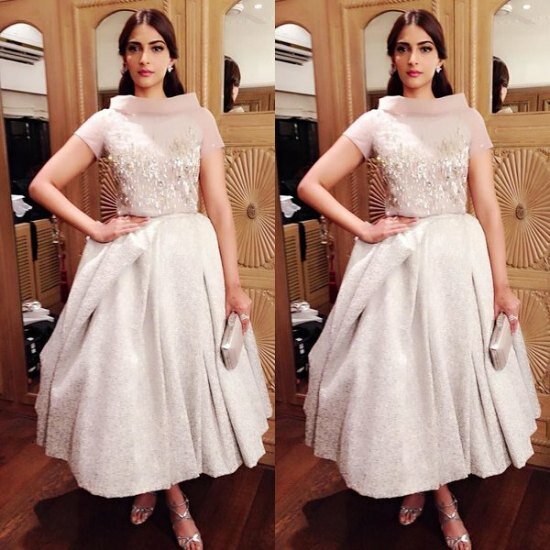 Big Star Entertainment Awards: Deepika Padukone-Amitabh Bachchan scoops double awards for Piku Sonam Kapoor dazzles in stylish Jimmy Choo strappy sandals and Anmol Jewellers accessories at the event